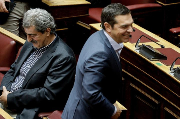 «Επανασύνδεση» Τσίπρα — Πολάκη και πανηγύρια στο Μαξίμου