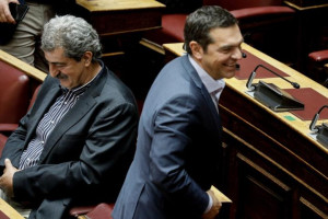 «Επανασύνδεση» Τσίπρα — Πολάκη και πανηγύρια στο Μαξίμου