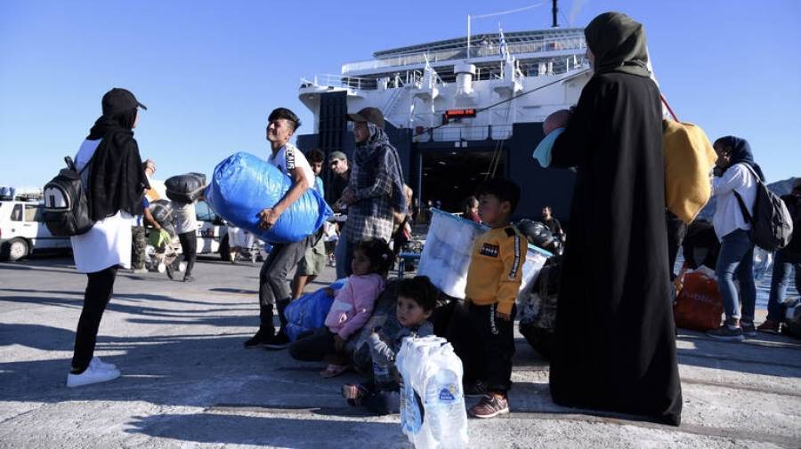 Στο λιμάνι του Πειραιά 347 μετανάστες και πρόσφυγες