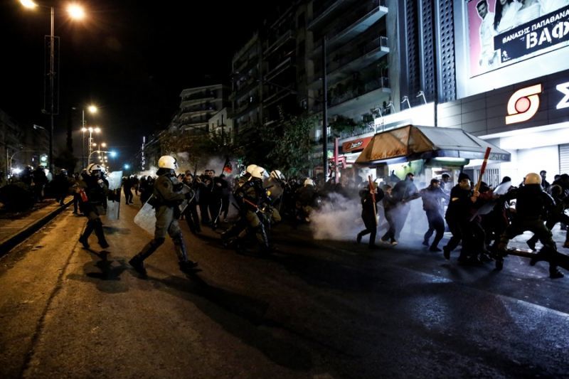 Δακρυγόνα και μολότοφ μετά την πορεία του Πολυτεχνείου-Μία τραυματίας