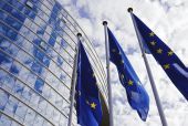 Κομισιόν για μετεγκατάσταση: Τα κράτη μέλη να τηρήσουν τις υποχρεώσεις τους