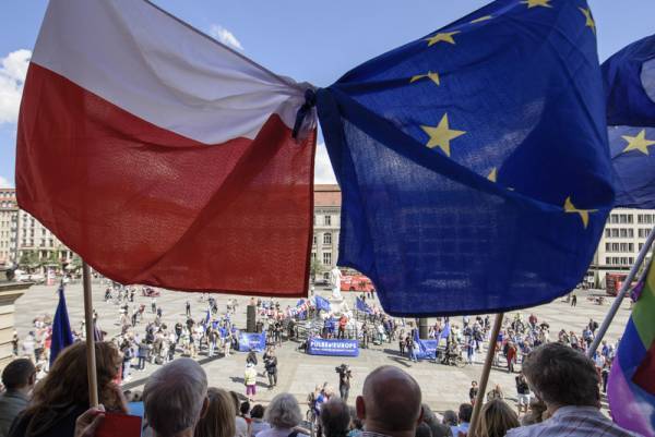 «Αντάρτικο» της Πολωνίας στα πρόστιμα που της επέβαλε η ΕΕ