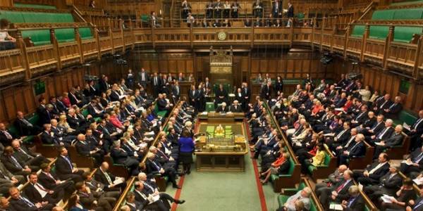 Χωρισμένοι σε «στρατόπεδα» οι υπουργοί της Μέι
