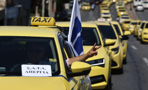 Πώς κατόρθωσε η κυβέρνηση να φαίνονται σωστές οι αντιδράσεις των ταξιτζήδων