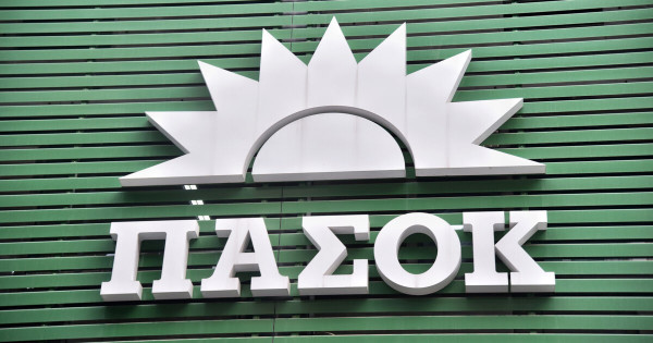 ΠΑΣΟΚ: Διαψεύδει δημοσίευμα στο Documento- Πυρά κατά Βαξεβάνη
