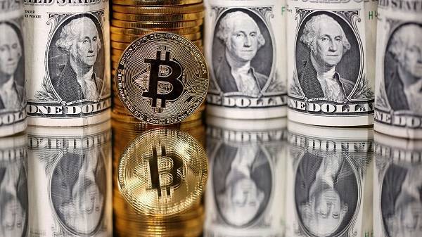 «Πληγώνεται» το δολάριο μετά τη «βουτιά» του bitcoin