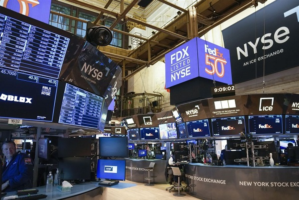 Πολλαπλές πιέσεις στη Wall Street, με το βλέμμα στα επιτόκια