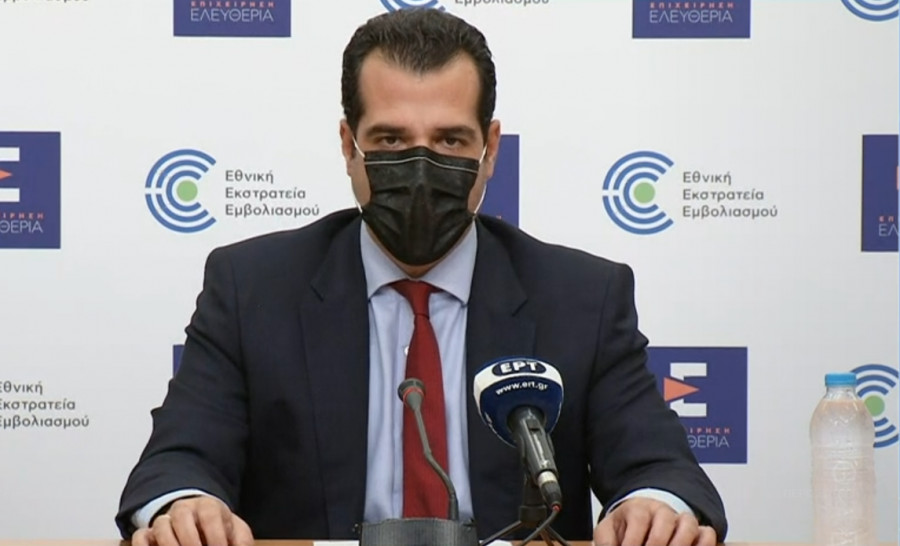 Πλευρής: Μπορεί να μην καταργηθεί η μάσκα σε εσωτερικούς χώρους