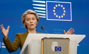 Φον ντερ Λάιεν: Όχι σε δασμολογικά αντίποινα στις ΗΠΑ όσο συνεχίζονται οι διαπραγματεύσεις