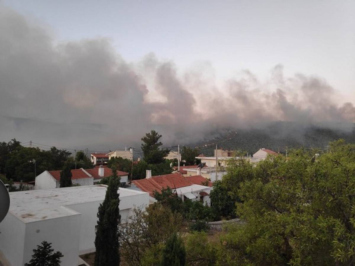 «Μάχη» με τις αναζωπυρώσεις στα Βίλια - Προβλήματα στην ηλεκτροδότηση