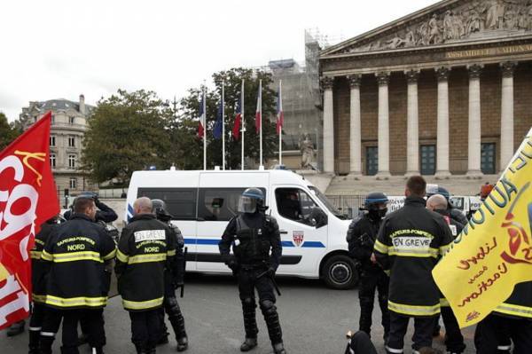 Παρίσι: Συγκρούσεις μεταξύ αστυνομικών και πυροσβεστών σε διαδήλωση