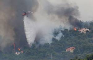 Φωτιά στην Αττική: Νεκρός εθελοντής πυροσβέστης στην Ιπποκράτειο Πολιτεία