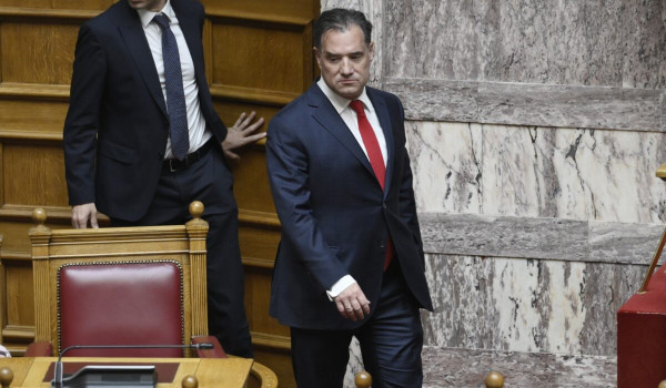 Η ανεξέλεγκτη παροχολογία και η «κίτρινη» Μητσοτάκη στον Άδωνη
