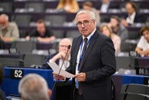 Καταγγελία Μανιάτη: Ευρωπαϊκή έκθεση αναγνωρίζει το ψευδοκράτος και το τουρκολιβυκό μνημόνιο