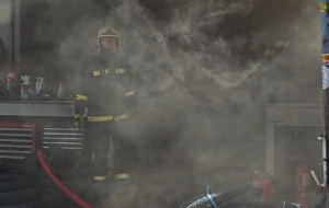 Φωτιά σε κατάστημα με ελαστικά στην οδό Μιχαλακοπούλου: Προσωρινή διακοπή της κυκλοφορίας
