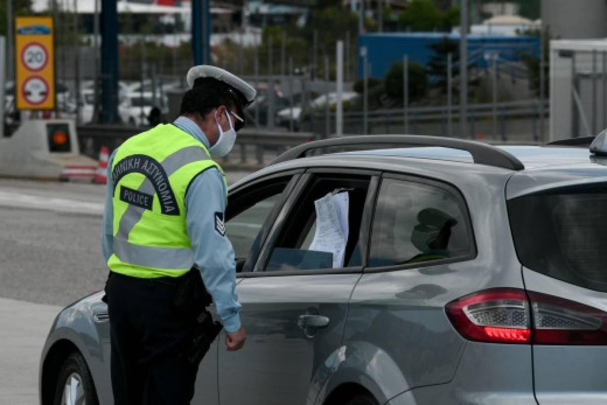 Κορονοϊός: Εξετάζεται περιορισμός στις μετακινήσεις και μειωμένα ωράρια στην εστίαση