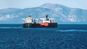 Ο Τραμπ χαλαρώνει τις κυρώσεις στο ρωσικό πετρέλαιο: Ικανοποίηση στο Κρεμλίνο, αντιδρούν Ευρωπαίοι και Ουκρανοί