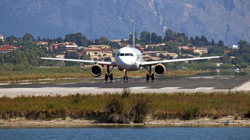 Μαξίμου: Καμία αλλαγή στους όρους παραχώρησης των περιφερειακών αεροδρομίων