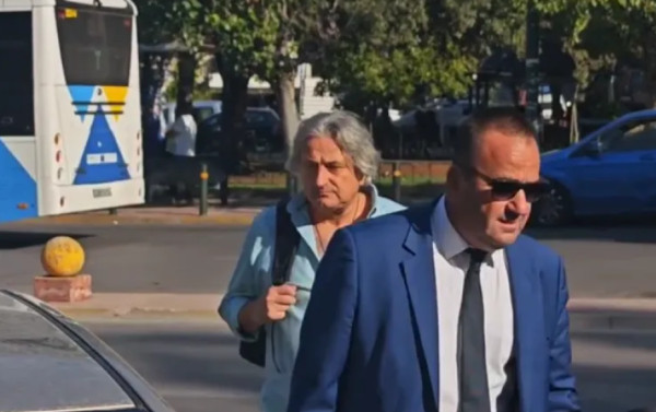 Υπόθεση Μαζωνάκη: Στον ανακριτή ο υπνοθεραπευτής που φέρεται να έλαβε φωτογραφία του τραγουδιστή