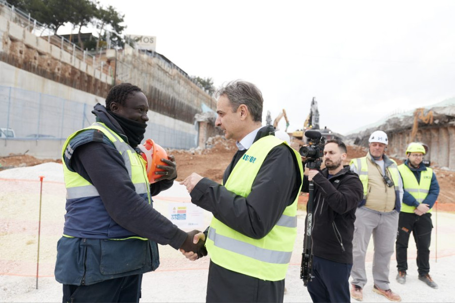 Ο Μητσοτάκης (αναγκαστικά) στα εργοτάξια της Θεσσαλονίκης