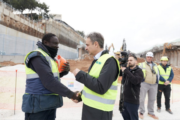 Ο Μητσοτάκης (αναγκαστικά) στα εργοτάξια της Θεσσαλονίκης
