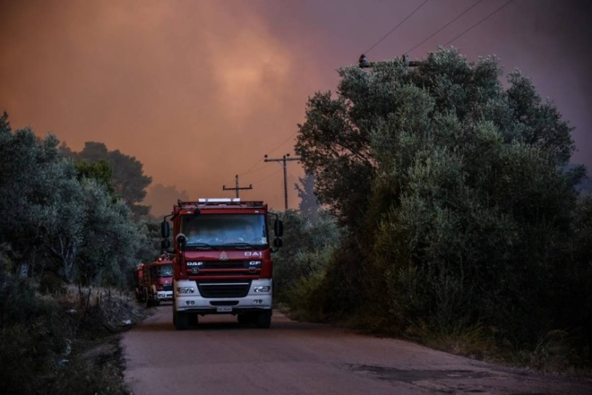Δεν υποχωρεί το πύρινο μέτωπο στη κεντρική Εύβοια
