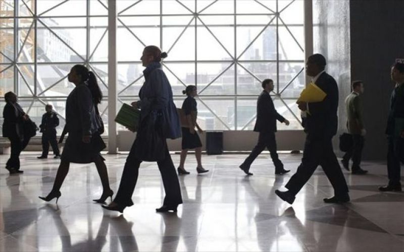 Αυξάνεται το κόστος εργασίας στο δημόσιο, μειώνεται στον ιδιωτικό τομέα