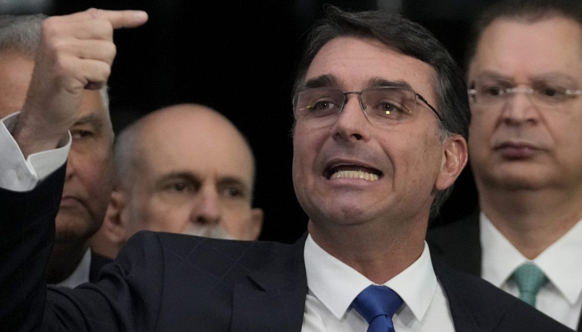 Βραζιλία: Οι αγορές στοιχηματίζουν σε νίκη του Φλάβιο Μπολσονάρο – Άλμα 9% στο χρηματιστήριο