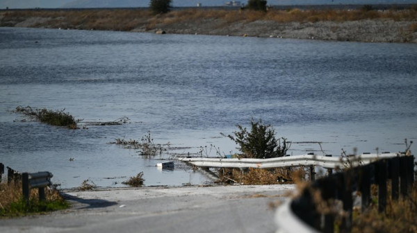 Θεσσαλία: Ανεβαίνει επικίνδυνα η στάθμη της λίμνης Κάρλα- Απειλούνται χωριά