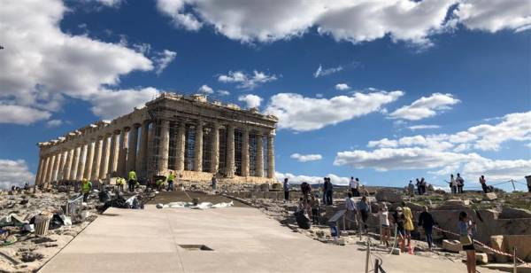 «Ξεπαρθενών»: Τι αναφέρει το ΥΠΠΟΑ για τα γυρίσματα στην Ακρόπολη