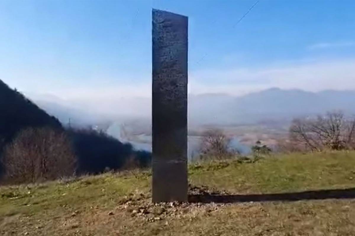 Εξωγήινοι, μάρκετινγκ ή καλλιτέχνης πίσω από την εμφάνιση μυστηριώδους μονόλιθου στη Ρουμανία;