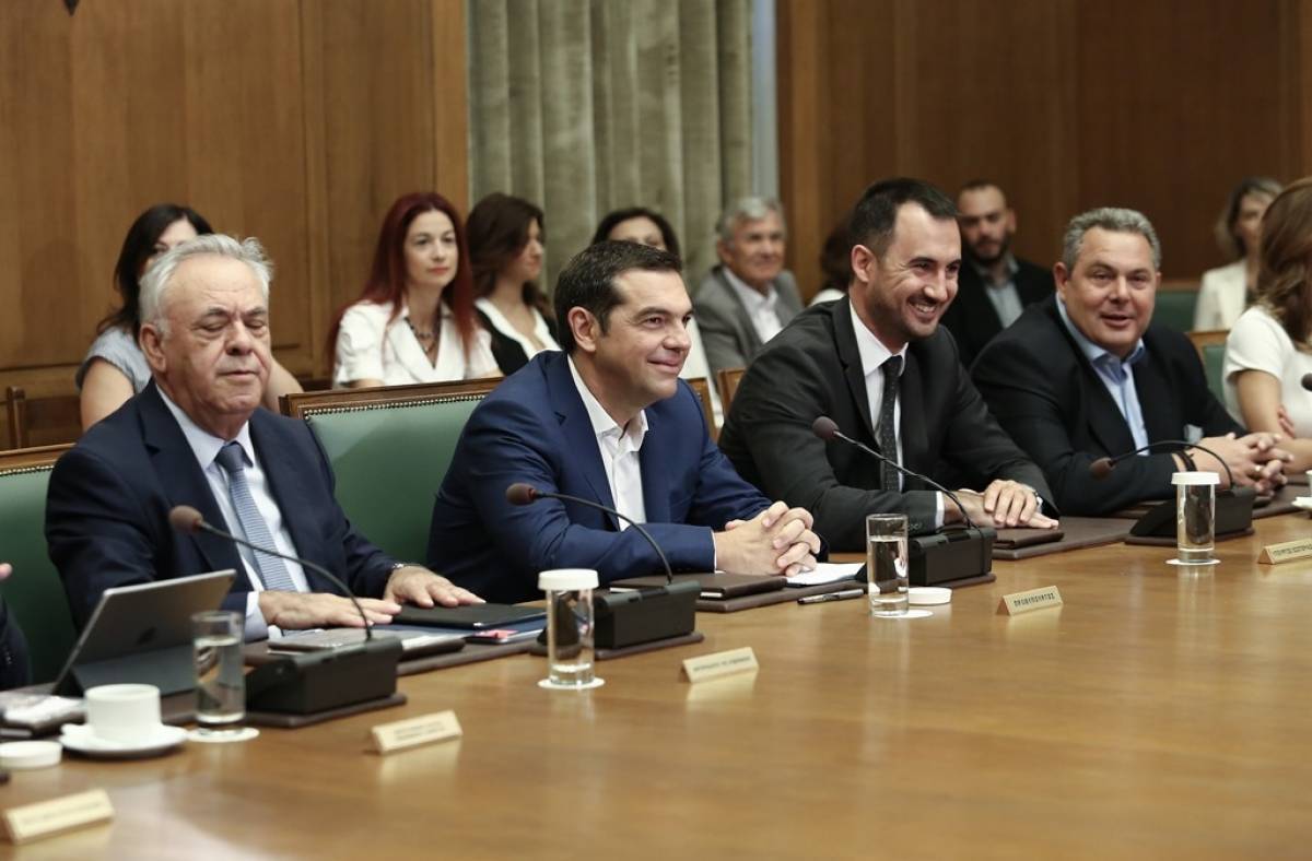 Τσίπρας σε υπουργούς: Δεσμευτείτε ότι δεν θα στηρίξετε πρόταση μομφής