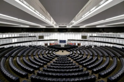 Ευρωκοινοβούλιο: Ανησυχεί που απειλούνται οι ελευθερίες, η ισότητα, η αξιοπρέπεια