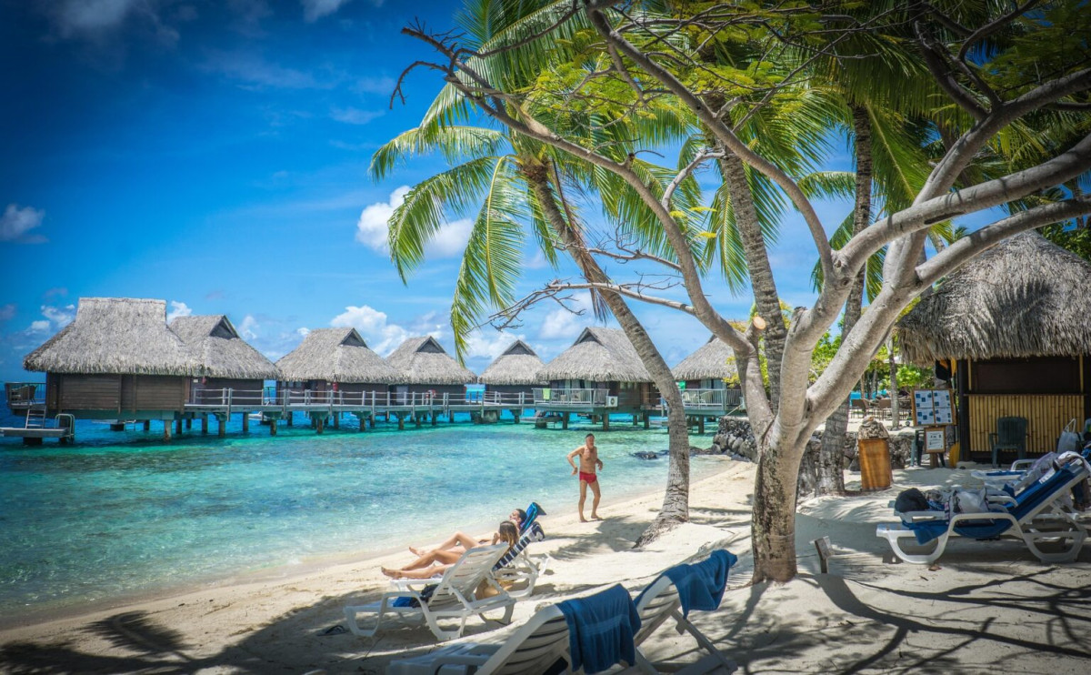 Honeymoon τέλος: Πώς οι Μαλδίβες, η Μπόρα Μπόρα και η Σαντορίνη έγιναν οικογενειακά resorts