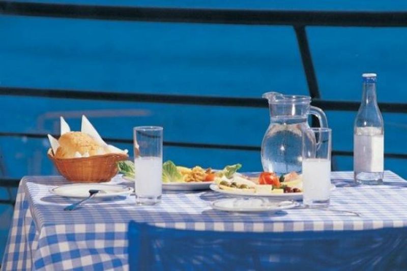 Πρεμιέρα για τον μειωμένο ΦΠΑ στην εστίαση: 7.000 επαγγελματίες έχουν κάνει αίτηση για το ειδικό σήμα