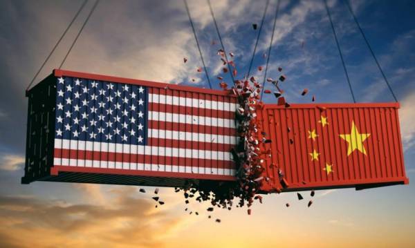 Τραμπ: Αναβάλλει προσωρινά τους τιμωρητικούς δασμούς προς την Κίνα