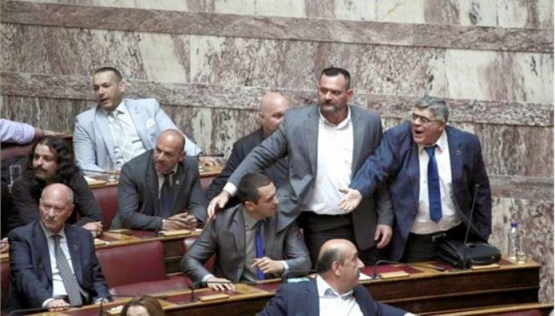 "Όχι" σε ψήφους από Χρυσή Αυγή, λέει η ΝΔ