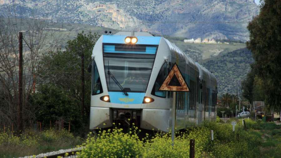 Αμαξοστοιχία της γραμμής Θεσσαλονίκη-Δράμα προσέκρουσε σε δέντρο- Τραυματίστηκε μηχανοδηγός