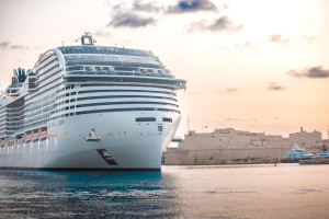 MSC: Διαδοχικές συνδέσεις ηλεκτροδότησης από την ξηρά στο λιμάνι της Βαλέτας