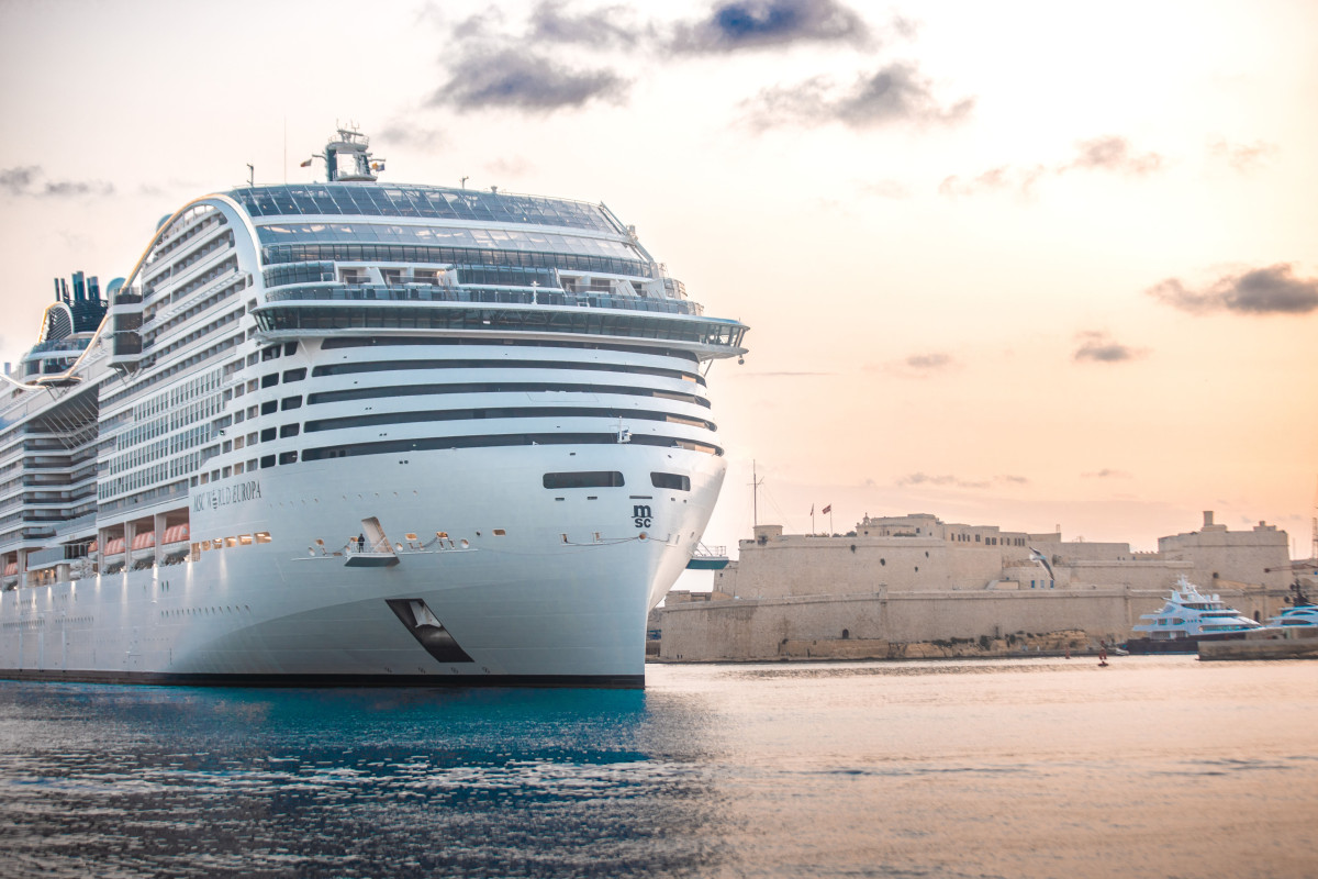 MSC: Διαδοχικές συνδέσεις ηλεκτροδότησης από την ξηρά στο λιμάνι της Βαλέτας