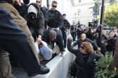 Ένταση στην Ευελπίδων με τον δολοφόνο της εφοριακού-Οργή και προπηλακισμοί