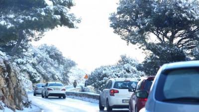 Λεωφόρος Πάρνηθας: Διακόπηκε η κυκλοφορία λόγω χιονόπτωσης