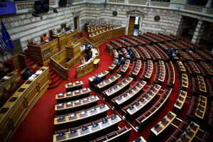 Τι προβλέπει η νέα τροπολογία για την άδεια παραμονής μεταναστών