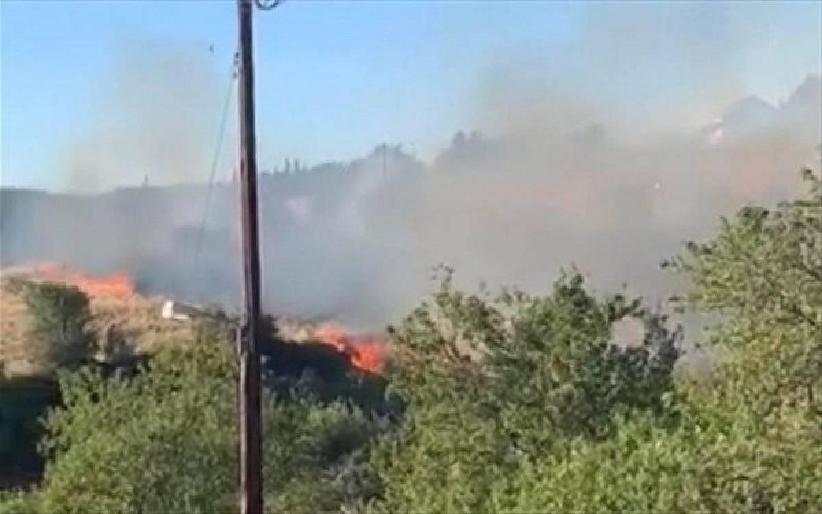 Σε εξέλιξη πυρκαγιές σε Μάνη και Κιάτο