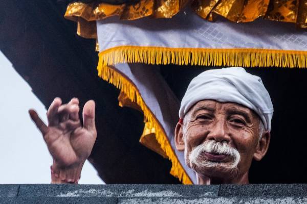 Η φωτογράφος Αννίτα Χριστοφίδου εξερευνεί τα μονοπάτια του φωτός στην Ινδονησία