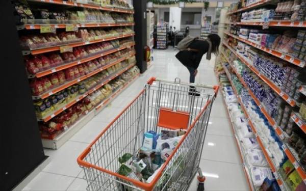 Δέσμευση σούπερ μάρκετ για μείωση των τιμών στο ράφι