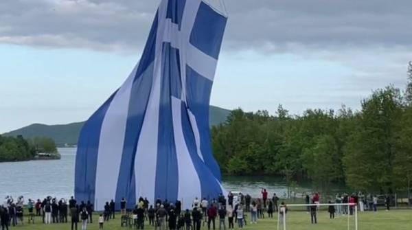 Στη λίμνη Πλαστήρα υψώθηκε η μεγαλύτερη ελληνική σημαία στον κόσμο