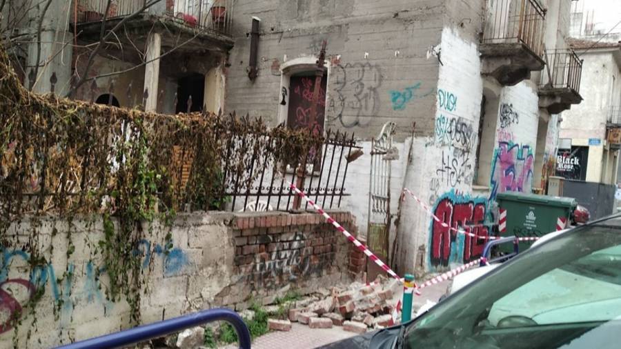 Λάρισα: 22χρονος κλώτσησε πόρτα, καταπλακώθηκε από τοίχο και σκοτώθηκε