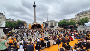 McLaren και Allwyn «έβαψαν» πορτοκαλί την Trafalgar Square - Αποθέωση για Norris και Piastri από χιλιάδες φαν της ομάδας