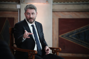 Ανδρουλάκης: Μπίζνα για τους εργολάβους η πρόταση Μητσοτάκη για το στεγαστικό